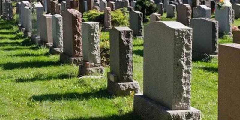 Ý nghĩa khi mơ thấy mình đứng trước bia mộ người thân